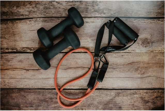 fitnessmateriaal zoals halters, springtouw